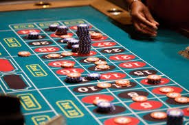 Microgaming slot game on spmbet77 displaying paytable, RTP, and volatility information